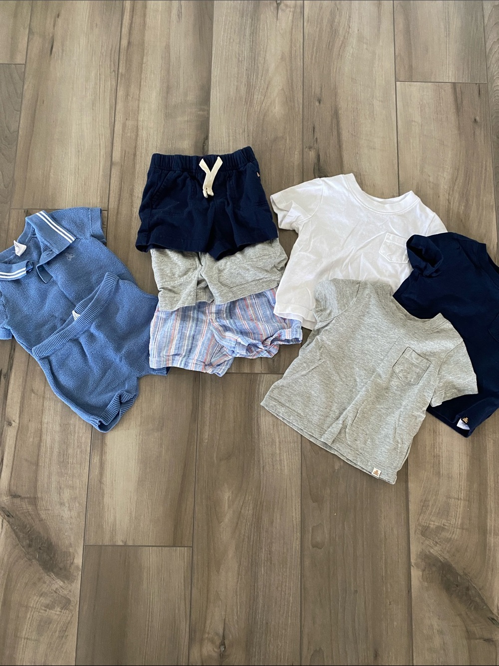 Lot of baby gap 6-12m clothing.